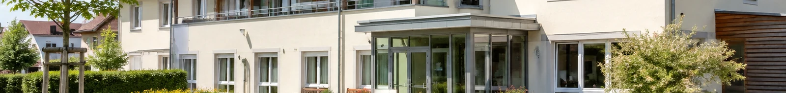 Helles, gepflegtes Gebäude mit Garten als Beispiel für eine soziale Nutzung